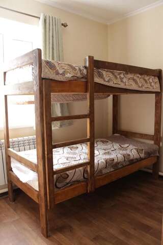 Хостелы Snow Leopard Hostel Каракол Кровать в общем 6-местном номере для мужчин и женщин-9