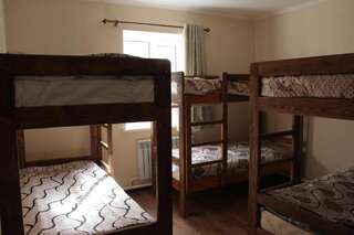 Хостелы Snow Leopard Hostel Каракол Кровать в общем 6-местном номере для мужчин и женщин-10