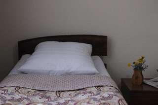 Хостелы Snow Leopard Hostel Каракол Двухместный номер с 1 кроватью или 2 отдельными кроватями и ванной комнатой-8