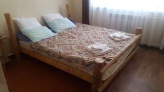 Хостелы Snow Leopard Hostel Каракол Двухместный номер с 1 кроватью или 2 отдельными кроватями и ванной комнатой-1