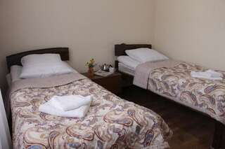 Хостелы Snow Leopard Hostel Каракол Двухместный номер с 1 кроватью или 2 отдельными кроватями и ванной комнатой-14