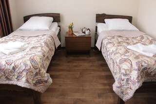 Хостелы Snow Leopard Hostel Каракол Двухместный номер с 1 кроватью или 2 отдельными кроватями и ванной комнатой-16