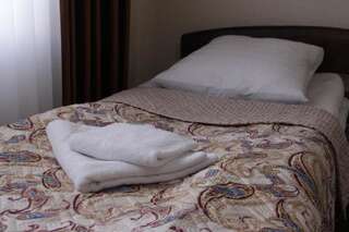 Хостелы Snow Leopard Hostel Каракол Двухместный номер с 1 кроватью или 2 отдельными кроватями и ванной комнатой-17