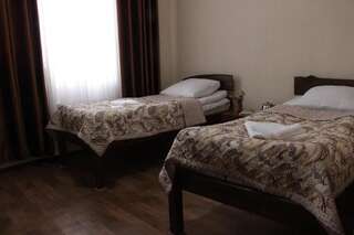 Хостелы Snow Leopard Hostel Каракол Двухместный номер с 1 кроватью или 2 отдельными кроватями и ванной комнатой-18