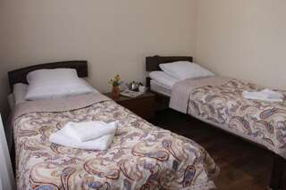 Хостелы Snow Leopard Hostel Каракол Двухместный номер с 1 кроватью или 2 отдельными кроватями и ванной комнатой-2