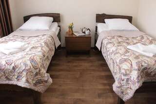 Хостелы Snow Leopard Hostel Каракол Двухместный номер с 1 кроватью или 2 отдельными кроватями и ванной комнатой-4